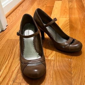 Never worn Xhilaration Maryjane Heels Brown 6